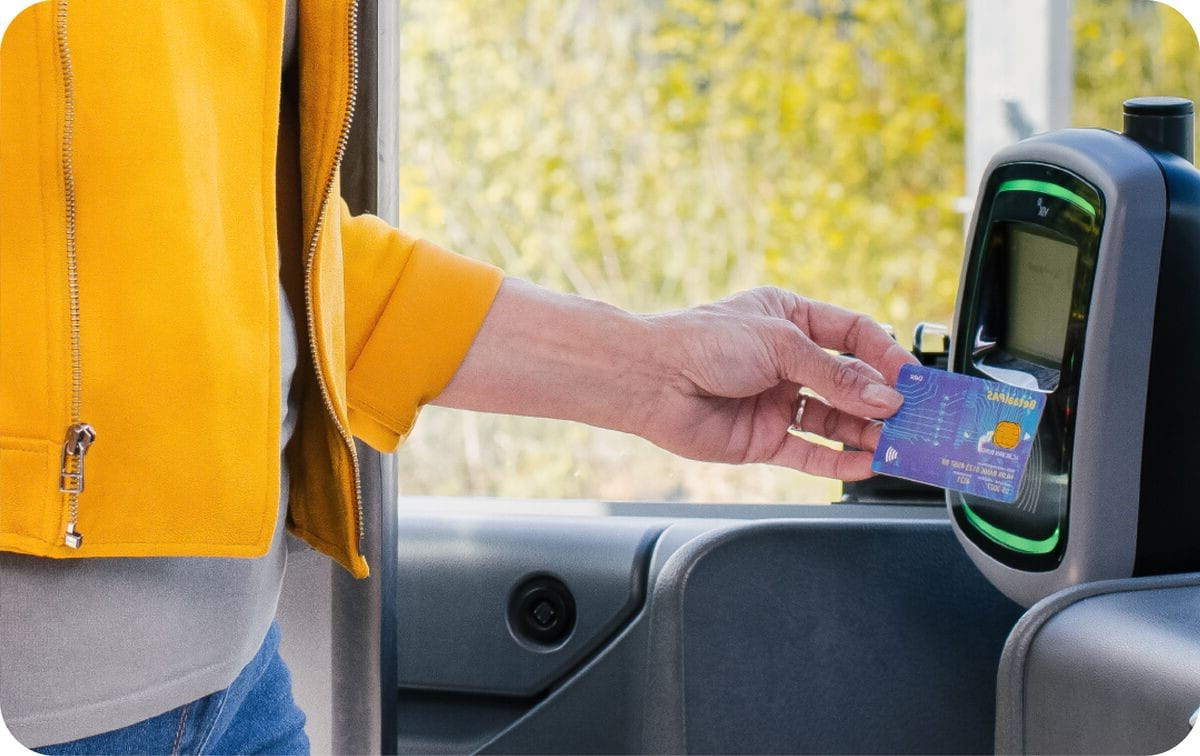Reiziger checkt in de bus met betaalkaart