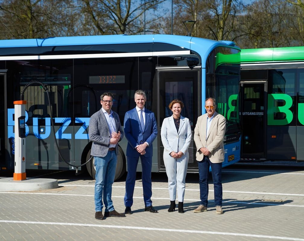 Opening van de Qbuzz stalling in Gouda met Jan Kees Oppelaar (wethouder Gouda), Jeroen van Dijken (Gedeputeerde provincie Zuid-Holland), Annemarie Zuidberg (CEO Qbuzz), Jan Vink (Directeur concessie Zuid-Holland Noord)